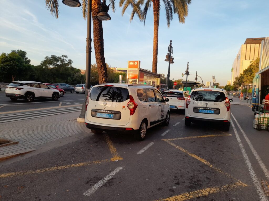 Taxis aparcados en parada